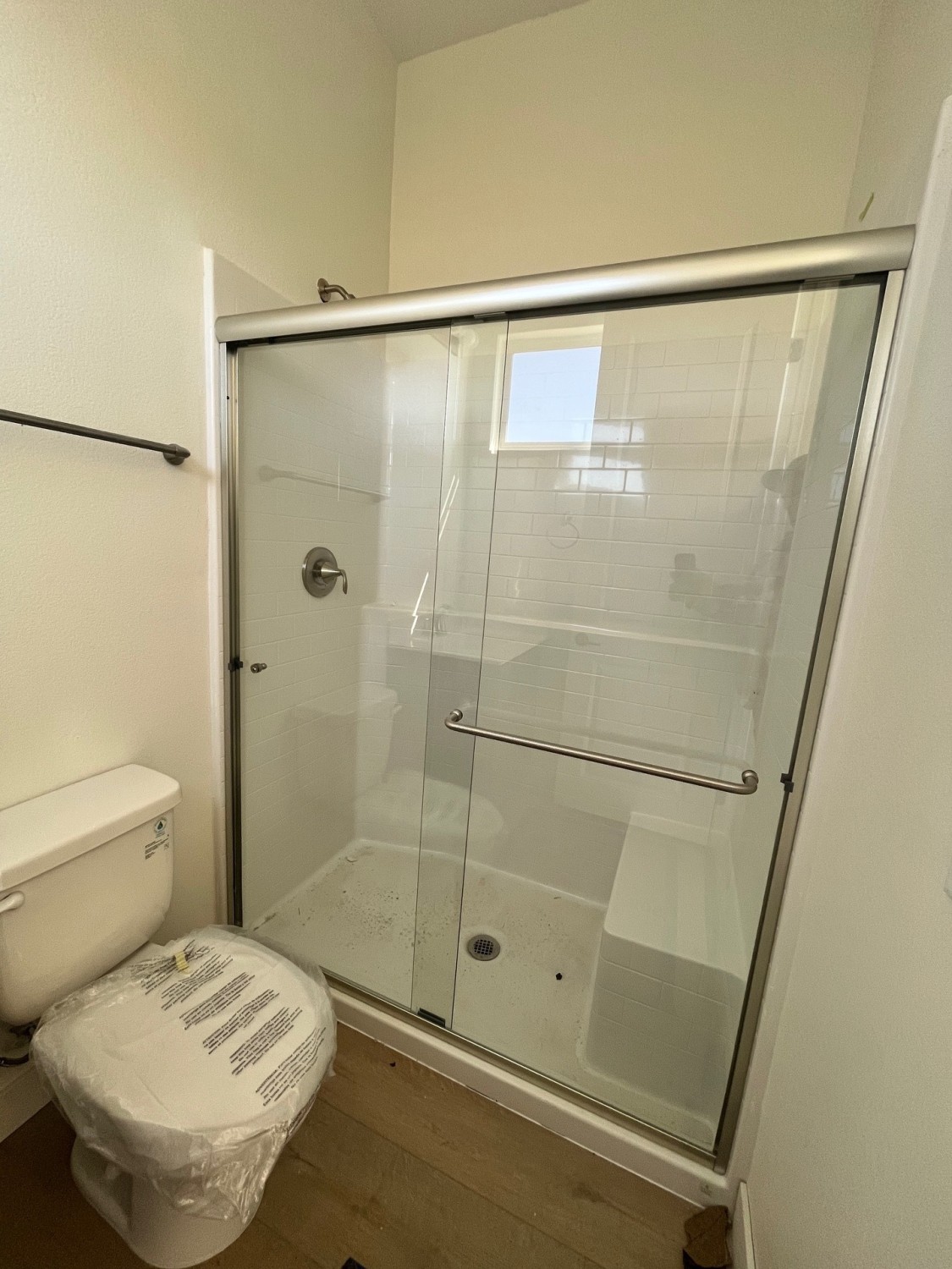 Frameless glass bathtub enclosure